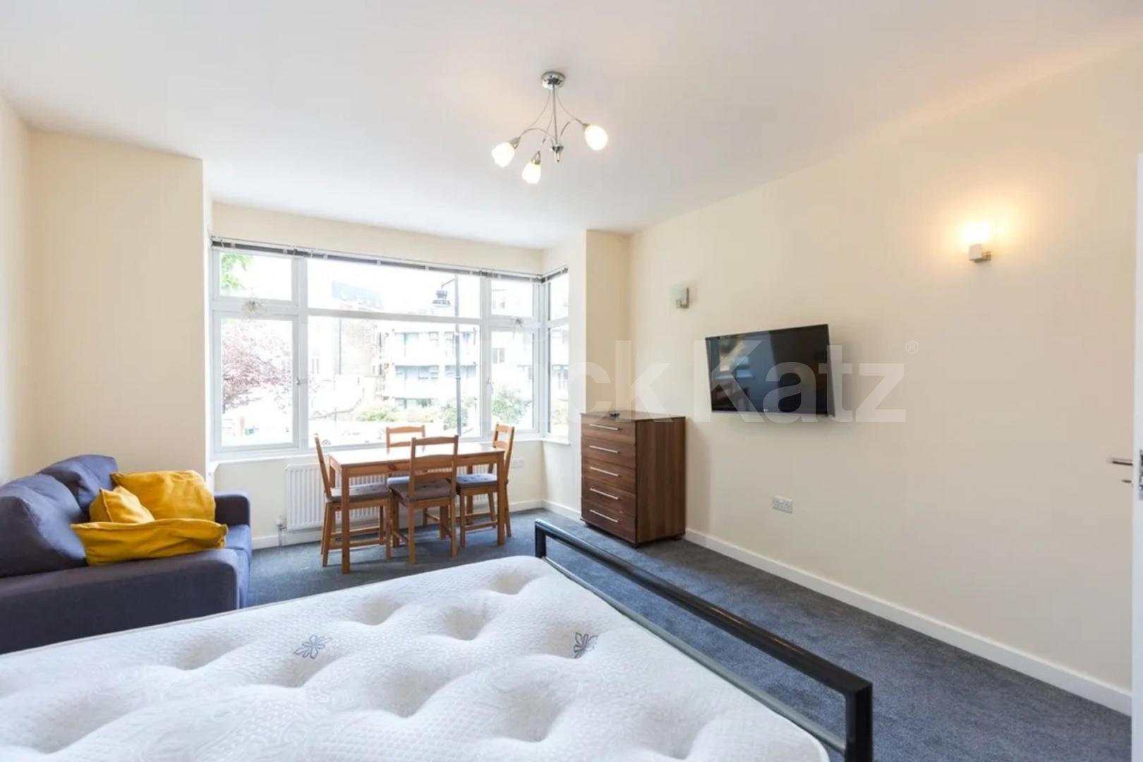 Close by to a tone of amenities and zone 2 underground station  Caledonian Road, Kings Cross